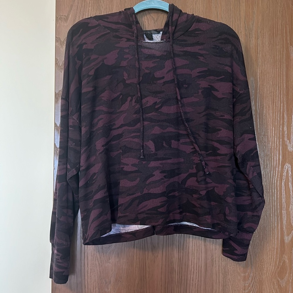 💚 6 items for $25 💚▪️ MIDNIGHT BAKERY ▪️ Camouflage Print Cropped Hoodie